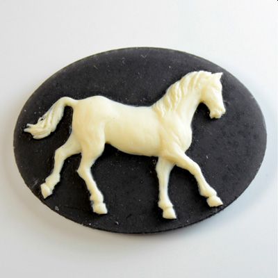 Cameo- Horse Ivory/Black - 40/30 - Click Image to Close